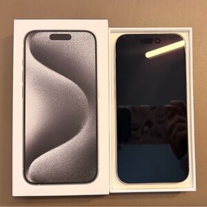 Apple iPhone 15 Pro (Cracked Back)